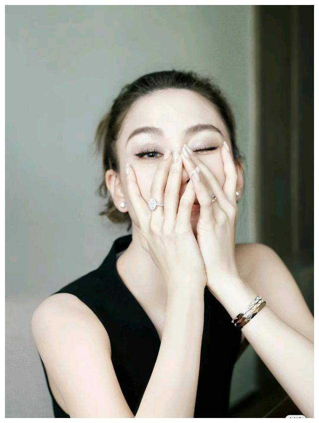 何超莲亲晒最新照片引粉丝热议崭露时尚品味真模样