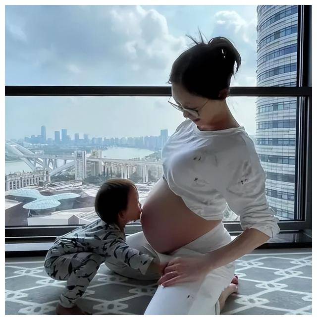 无脑娇妻复出《浪姐5》,没办婚礼,哺乳期怀孕,苗苗没想象中简单_郑恺