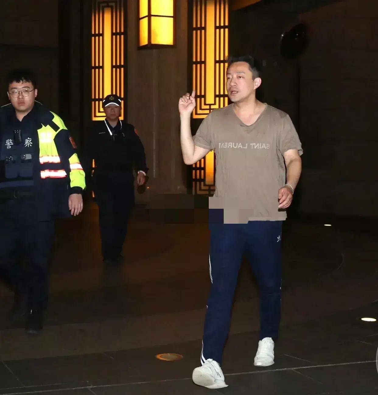 原创笑飘了汪小菲现身台北警局喊话实名举报大s嗑药现场失控视频流出