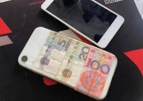 原创手机壳后面为什么要放钱有讲究10个人里9个不懂早知早受益
