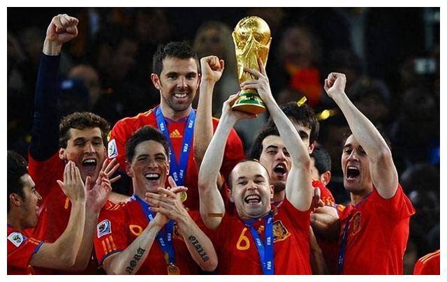 大多数世界杯冠军都在防守端表现出色,比如2010年的西班牙世界杯,他们