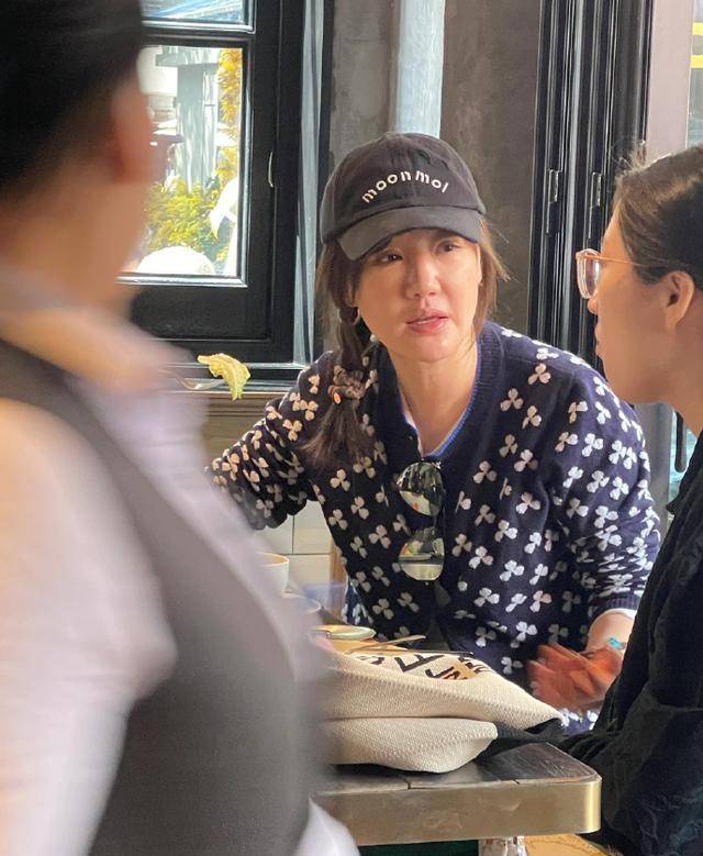 网友上海餐厅偶遇胡歌前女友45岁薛佳凝与好友吃吃喝喝接地气