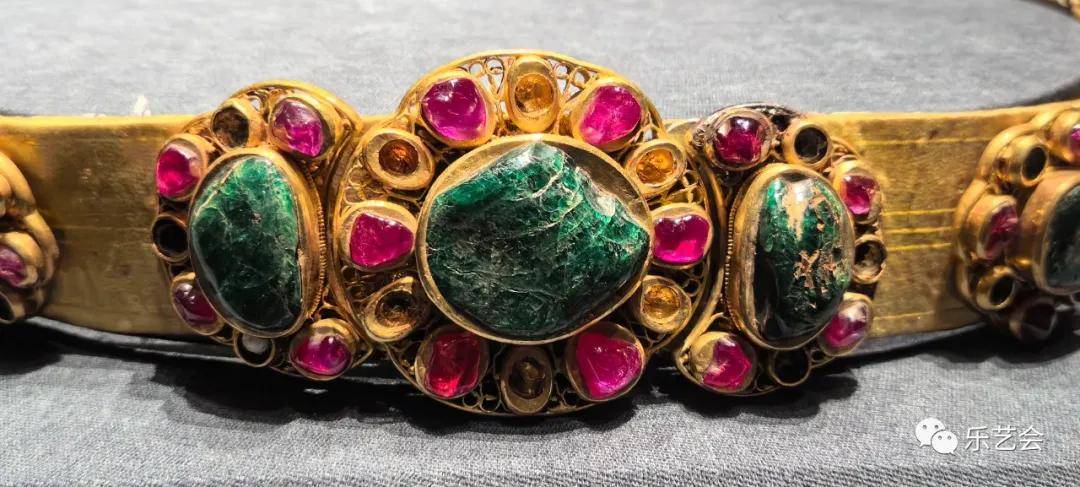 十二龙九凤冠(此次展览为复制件)掐丝嵌珠宝花蝶金