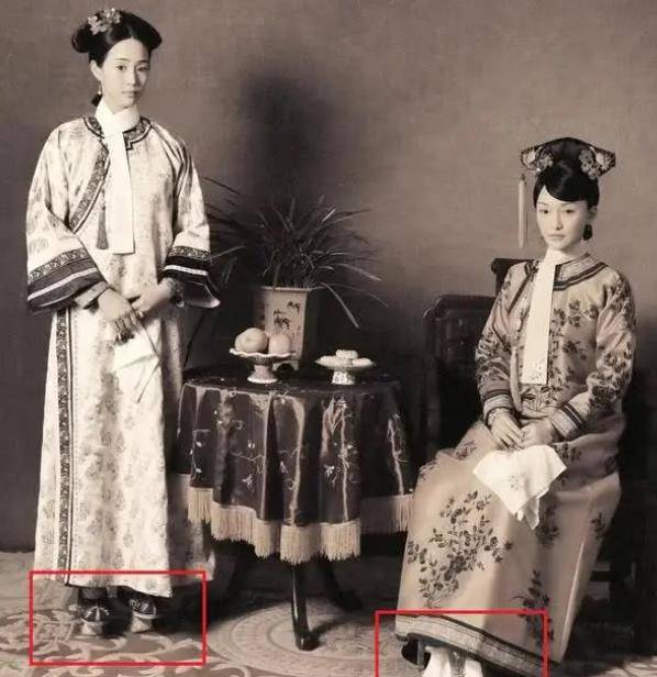 清朝嫔妃所穿的花盆底鞋不只是为了美观更是为方便皇帝