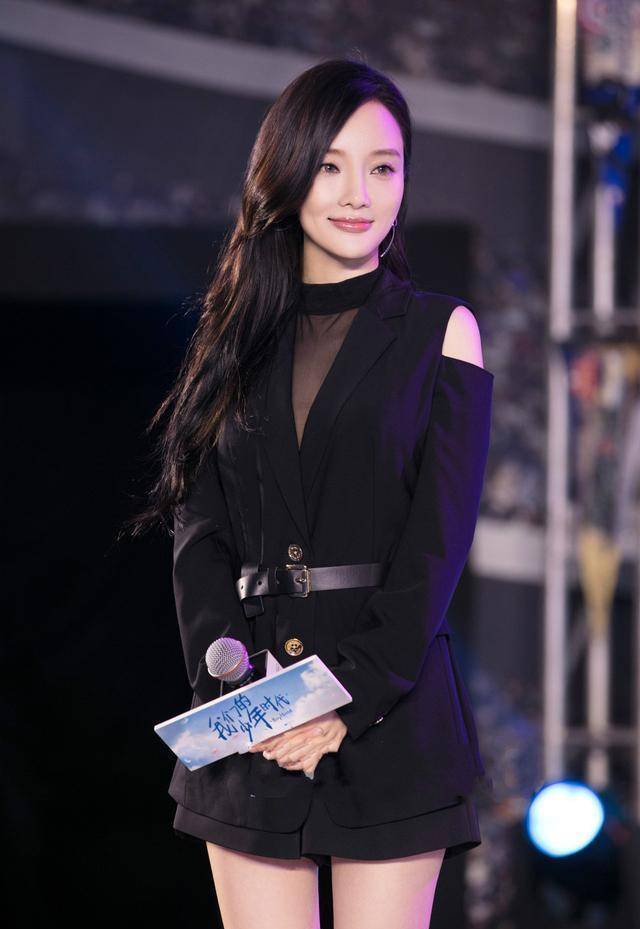 38岁李小璐真时尚基本衫也能穿出凹凸感腰臀比堪称完美