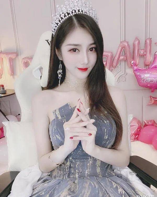 原创虎牙车老板被称翻版迪丽热巴人如其名一跳舞就会开车违规