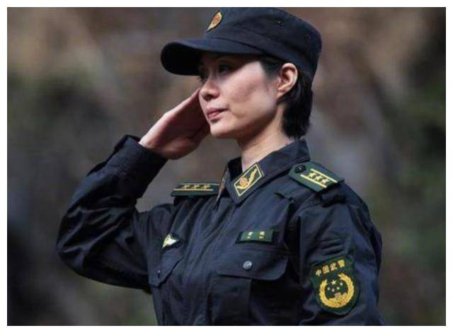 她15岁被特警队破格录取,嫁给成都小"保安",如今享正师级待遇
