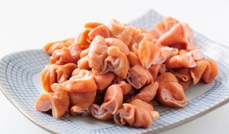 原料:熟肥肠,油,酸菜,酸辣椒,酸萝卜