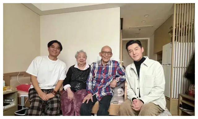 游本昌90岁和老伴住旧小区房子拥挤家具老旧一句话让人泪目