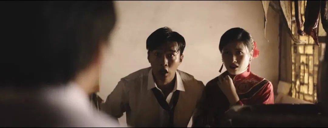 电影其实对唐仁的身份交代过.