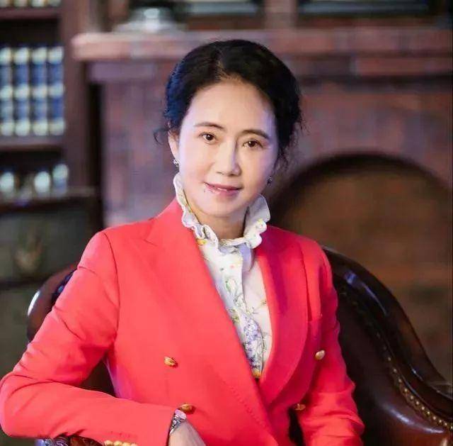 原创江苏女首富周晓萍白手起家靠车灯坐拥百亿身价是董明珠2倍