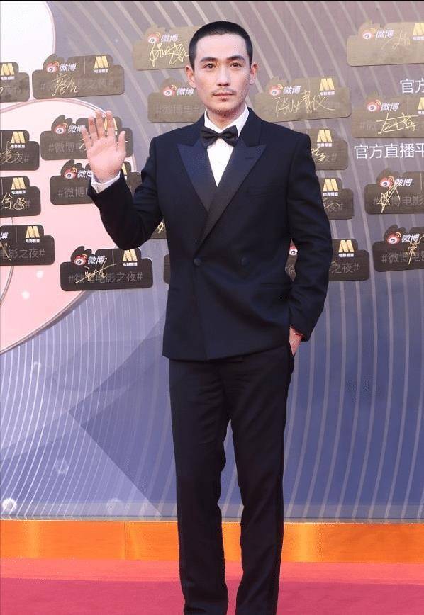 朱一龙的气质真好西装也能穿出休闲感和蜡像相比还是本人更帅