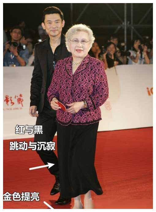 90岁秦怡的时尚启示女人老有新境界圆脸卷发裙装美不容缺