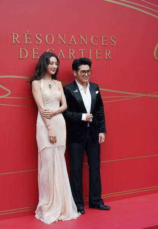 原创曹格老婆吴速玲身穿黑裙身材还挺好走红毯不忘带娃挺贤惠