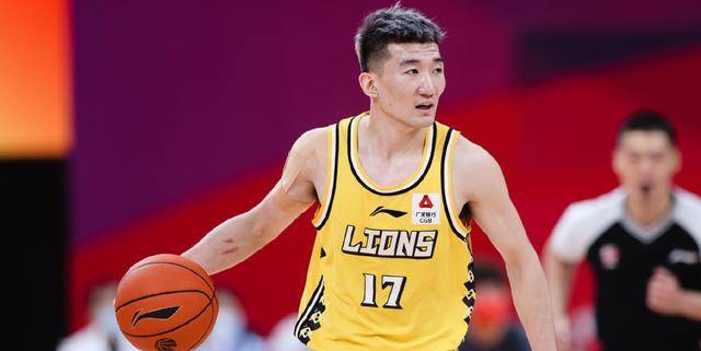 孙铭徽坐在副驾驶深夜去了医院他被怀疑脚踝旧伤独自走出医院