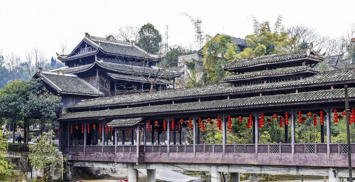 洪安古镇自古以来就被誉为"一脚踏三省",它刚好在湖南,贵州和重庆的