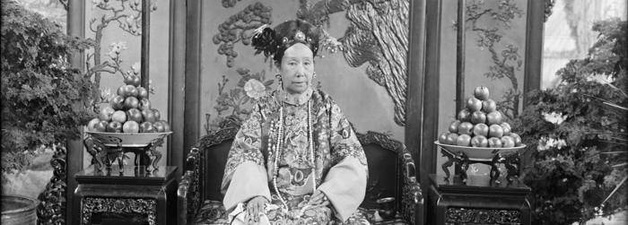 两宫皇太后携小皇帝在目送了大行皇帝上路之后,就坐上马车,由载垣