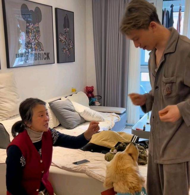 李勤勤母子同框34岁李雷雷扎耳钉至今未婚