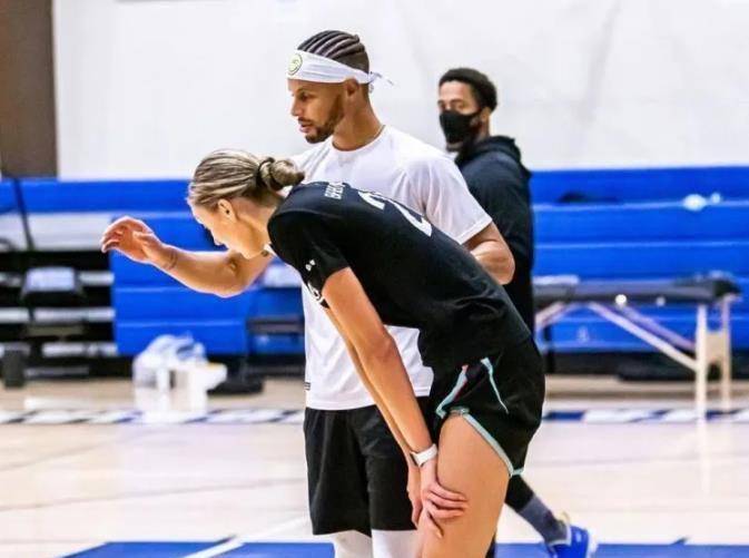 1米95大长腿第二名是热巴突然好羡慕库里