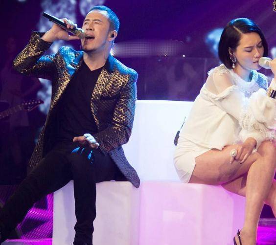 落魄时吃软饭睡澡堂,成名后拆穿杨幂假唱得罪人,今48岁单身一人_杨坤