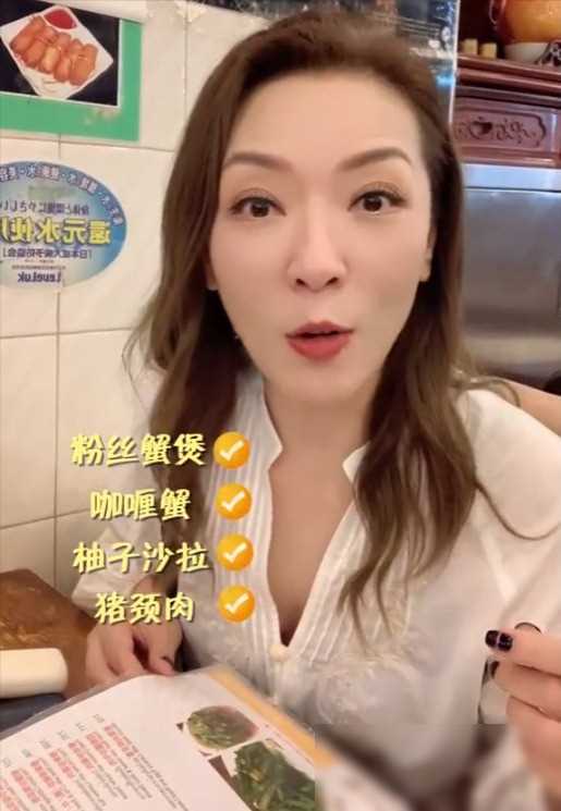 54岁港星内地定居罕返港坐地铁不懂过闸遭嘲装游客