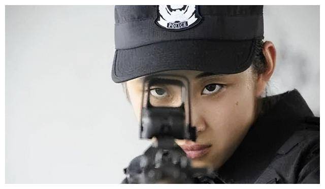 嫁给成都小"保安",如今享正师级待遇_雷敏_武术_女子特警队