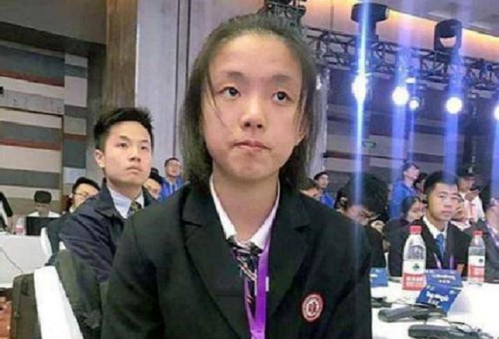 谈方琳在小时候,学习成绩就很优异,小学她就读于华