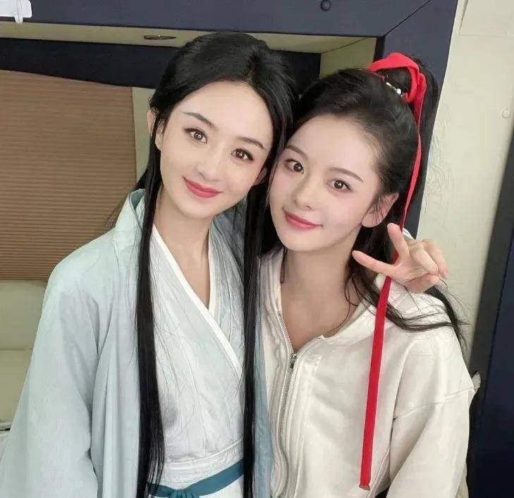 赵丽颖和替身合照曝光五官气质像复制粘贴神似杨超越