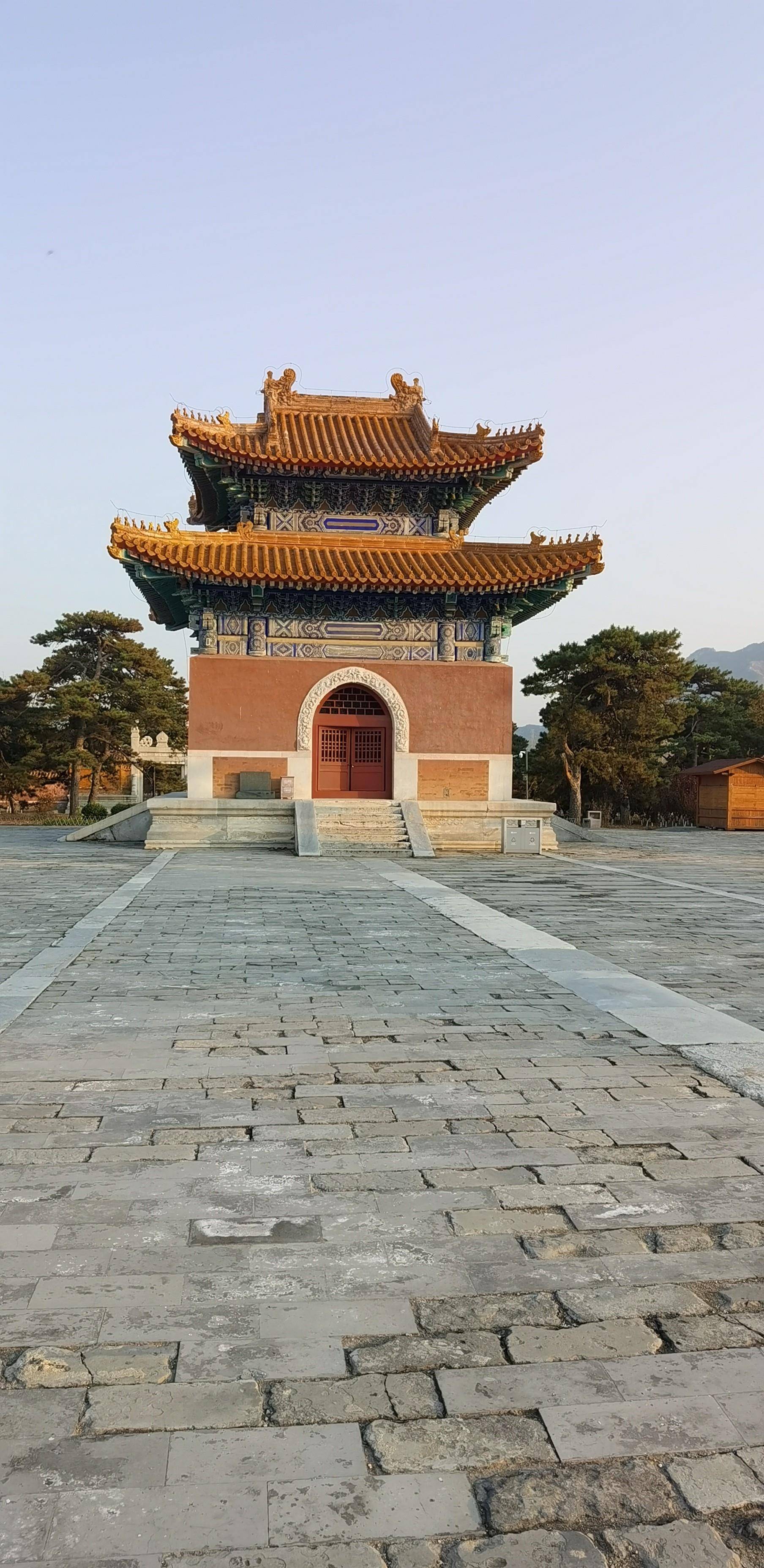 慕陵碑亭但是,道光皇帝仍觉得不解恨,把风水师宋泗抓了起来,这个吉