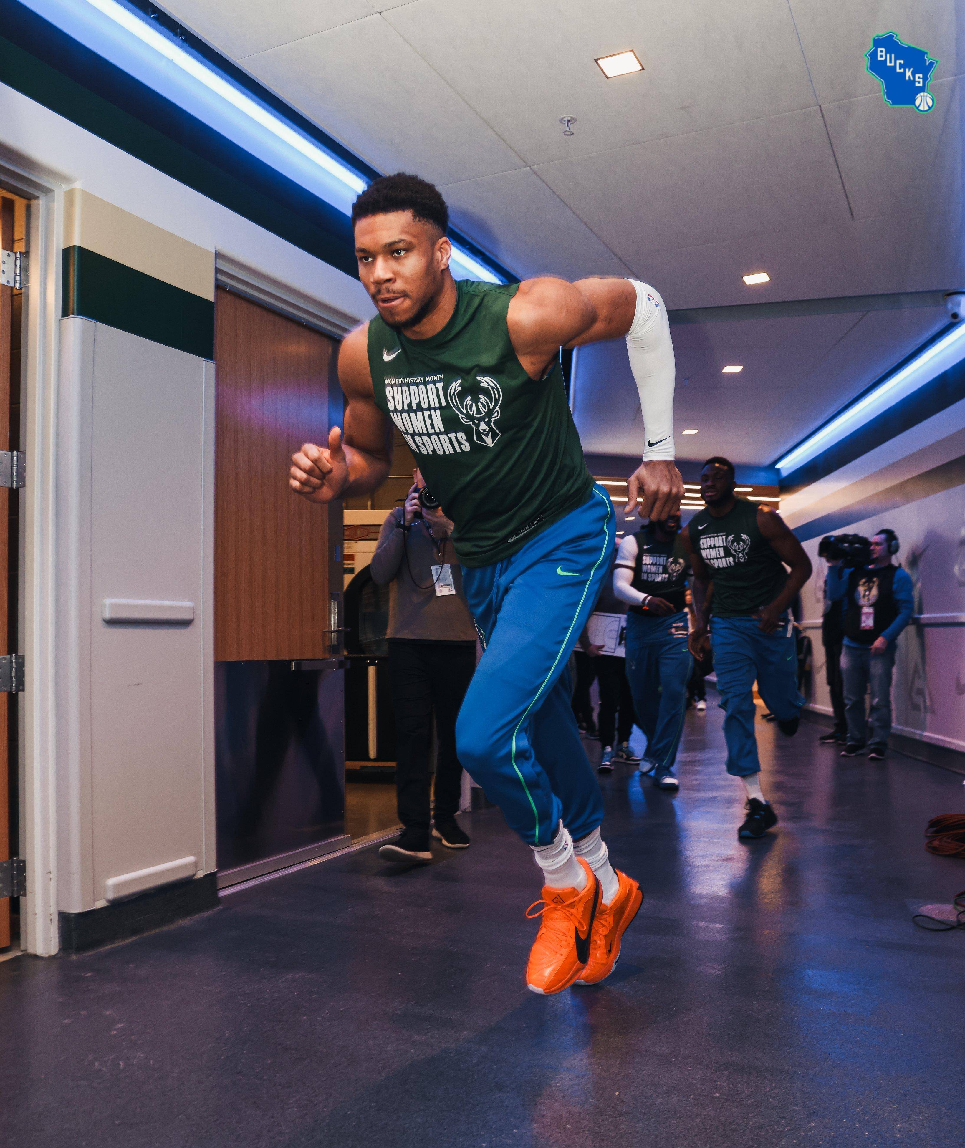 雄鹿双巨51分拒逆转:利拉德统治关键时刻 字母哥复出顶牛施罗德_篮网