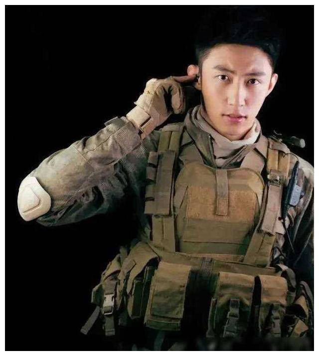 再来看看"制服男神"黄景瑜,一穿上军装或警服,简直帅呆了!