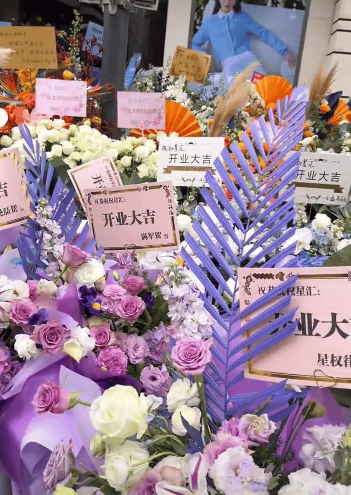 细看之下不难发现,这些花海占据了其他门店前的位置,而且还有专门的