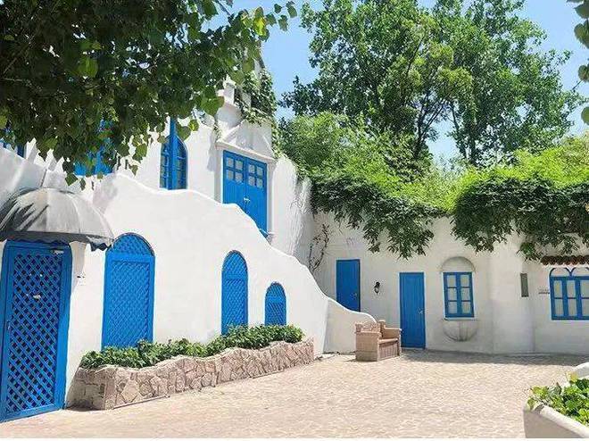 庄园内充斥着许多小惊喜,绿荫林立间偶见一座地中海式建筑,蓝白相接的