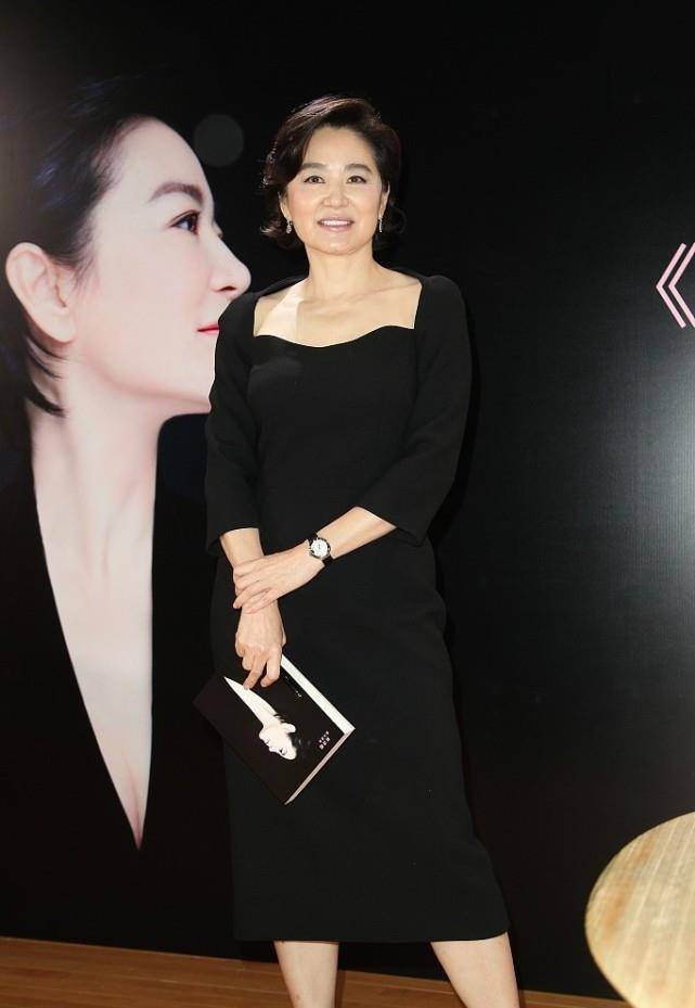 林青霞真是优雅的代名词一袭黑色方领长裙穿着简单但气质满满