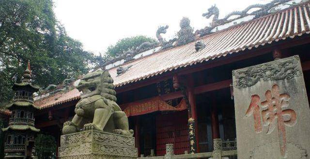 四川彭州这个古寺寺内有1700多年楠木树供奉刘关张三兄弟