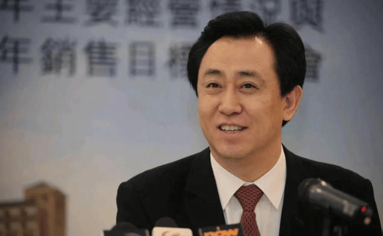 原创许家印塌房早有征兆吃上千一斤的葡萄连抽雪茄都要专用烟灰缸