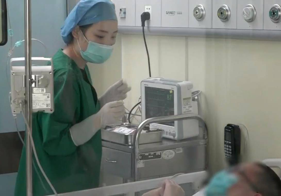 可小华的脉搏竟直接飙升至137次,吓得张惠丽连仪器都拿不稳.