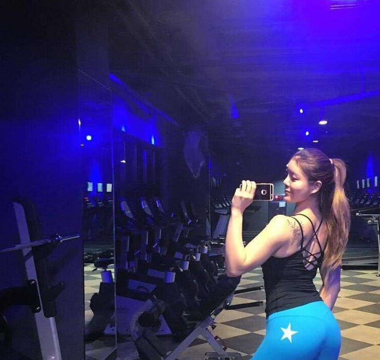 原创130斤健身女神颜值高曲线感美帅气腹肌魅力十足健硕也很美