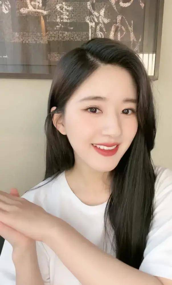 25岁赵露思澳门造型翻车抹胸挤肉用力过猛网友看得真尴尬