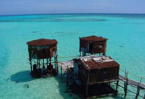 当年的南海守岛勇士有多难脚踩一米深海水茅屋三个月全部烂光