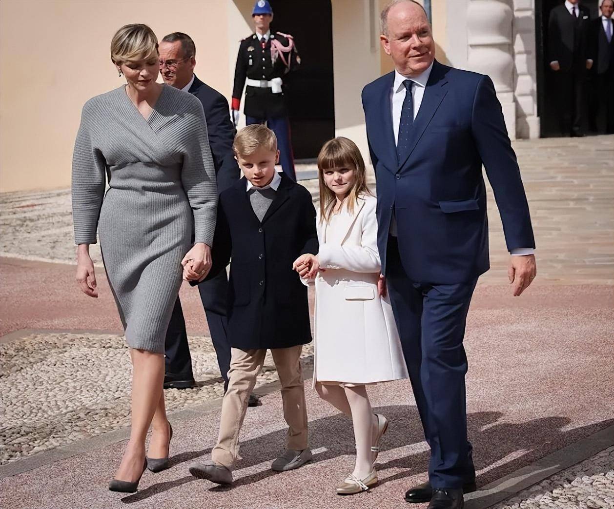 原创摩纳哥王妃穿得像女明星亮片连体裤超闪剪波波头像戴了顶假发