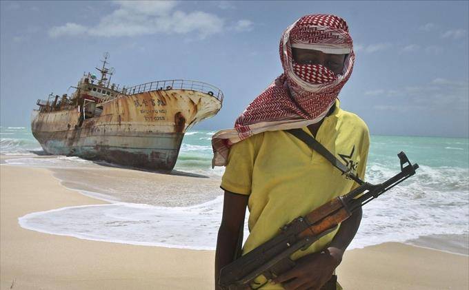 原创索马里海盗丢尽脸的抢劫挟持货船两年没人赎还得供养22名人质