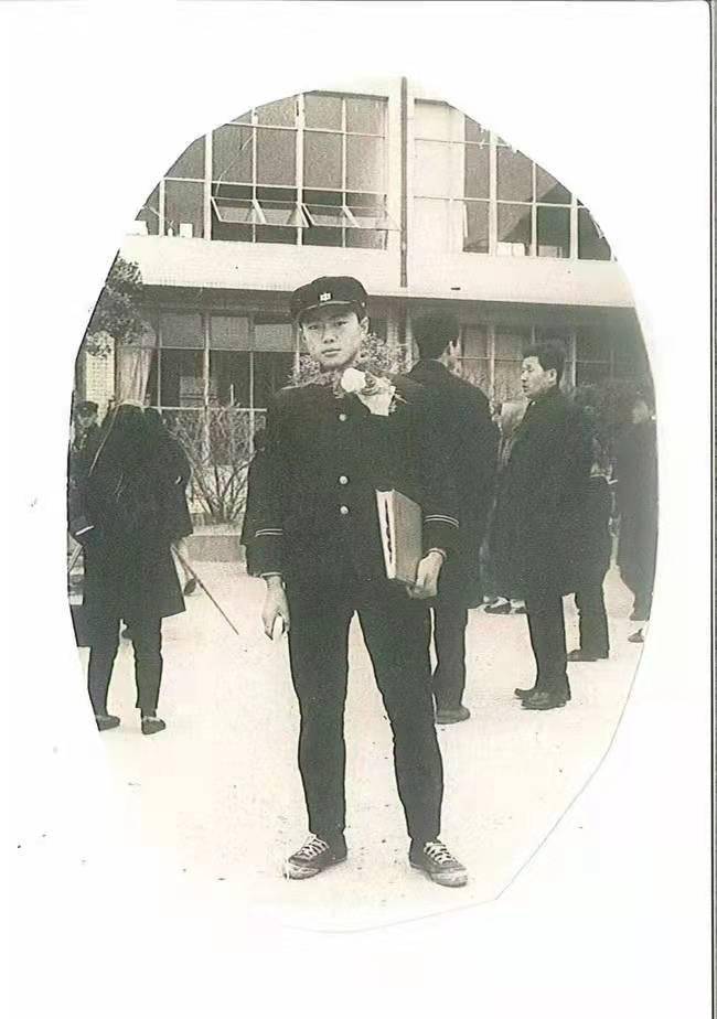 文在寅的复仇大哥卢武铉跳崖明志后他在墓碑上默默刻了4个字