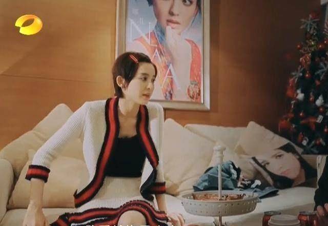 在与陈柏霖之间的对话中,我们能够感受到古力娜扎不仅穿衣服很漂亮,梳