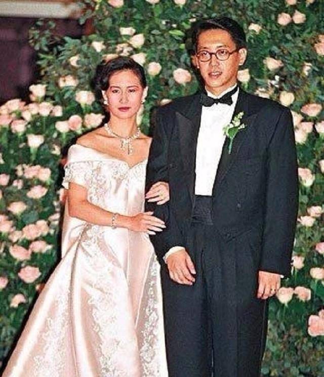 当时为了举办这场婚礼,许何两家一共花费了2000万英镑,请来了诸多明星