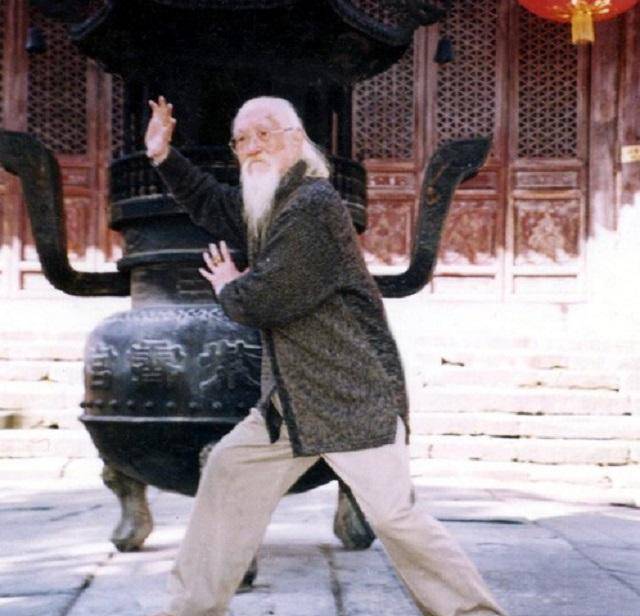 他手劈美国上将保镖,独创"养生功"活到119,霍元甲也很敬重他_吕紫剑
