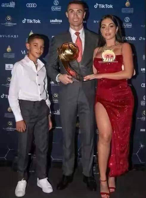 c罗罕携妻儿走红毯妻子穿吊带裙大肚腩像孕妇迷你罗比爸还帅