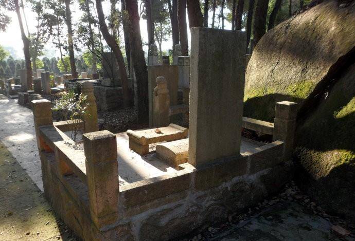 对于"上海三大亨"有这样一句评价,"杜月笙的面子,张啸林的胆子,黄金荣