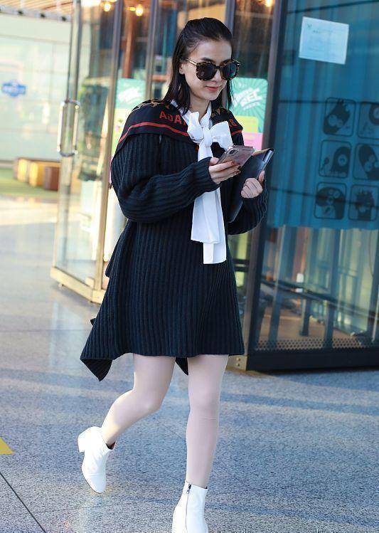 别看黄圣依已经当妈了穿上娃娃领针织裙依旧很嫩双腿看着好白