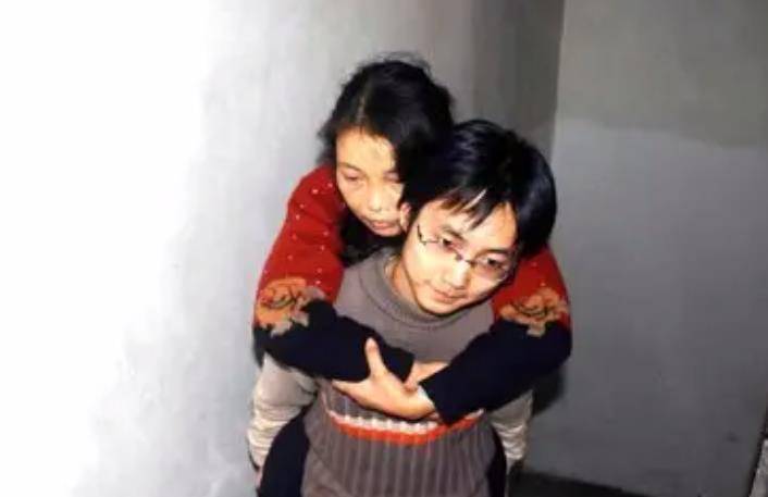 2005年刘霆"背母求学",10年后变性为女生,当选国际选美女郎_母亲_儿子